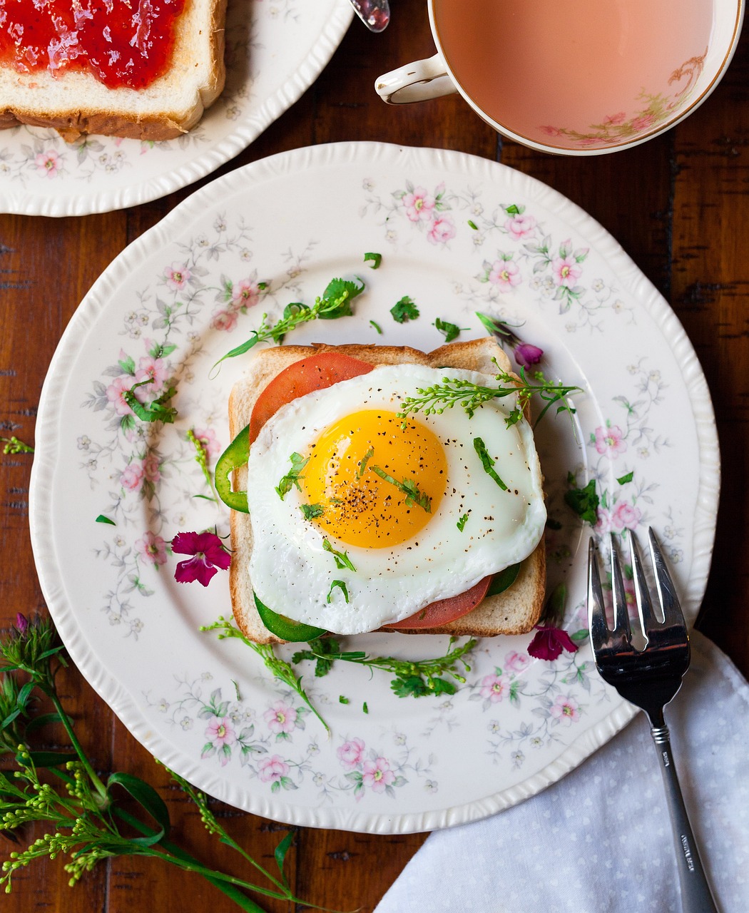 Zdrowy przepis na śniadanie z jajkiem ugotowanym na miękko